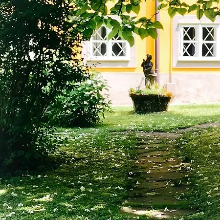 Apartment Schloss Mit Eigenem Garten Und Parkplatz G *