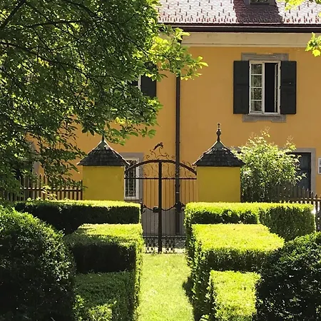 Apartment Schloss Mit Eigenem Garten Und Parkplatz G *